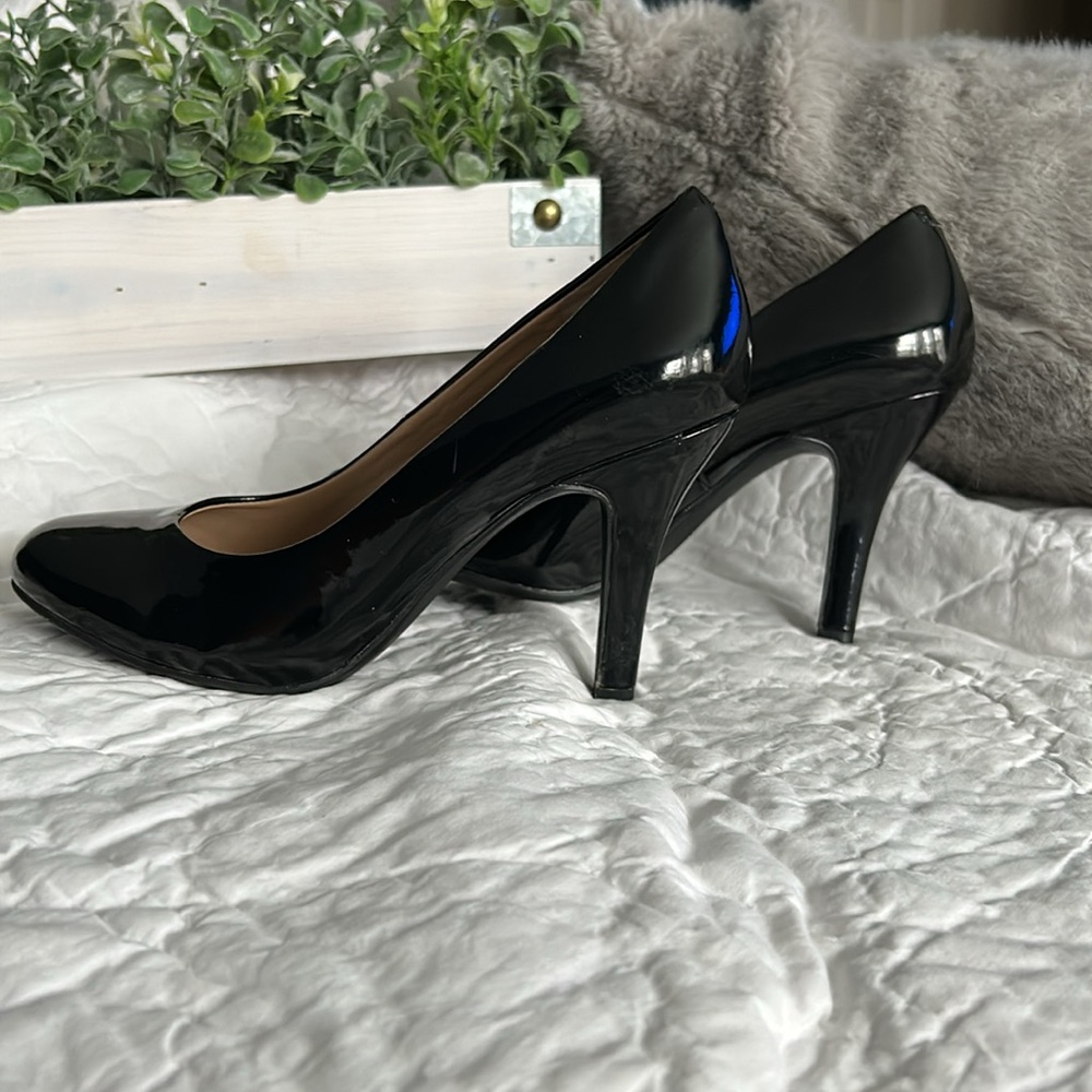 Kelly & Katie black pumps - Picture 7 of 9